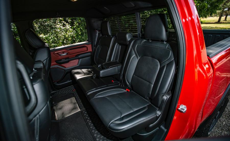 Интерьер Ram 1500 Rebel Crew Cab EcoDiesel (DT) 2019 года  (фото 39 из 43)